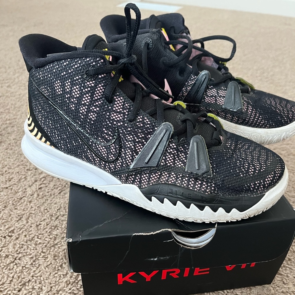 Kyrie 7 Black and pink size 7Y